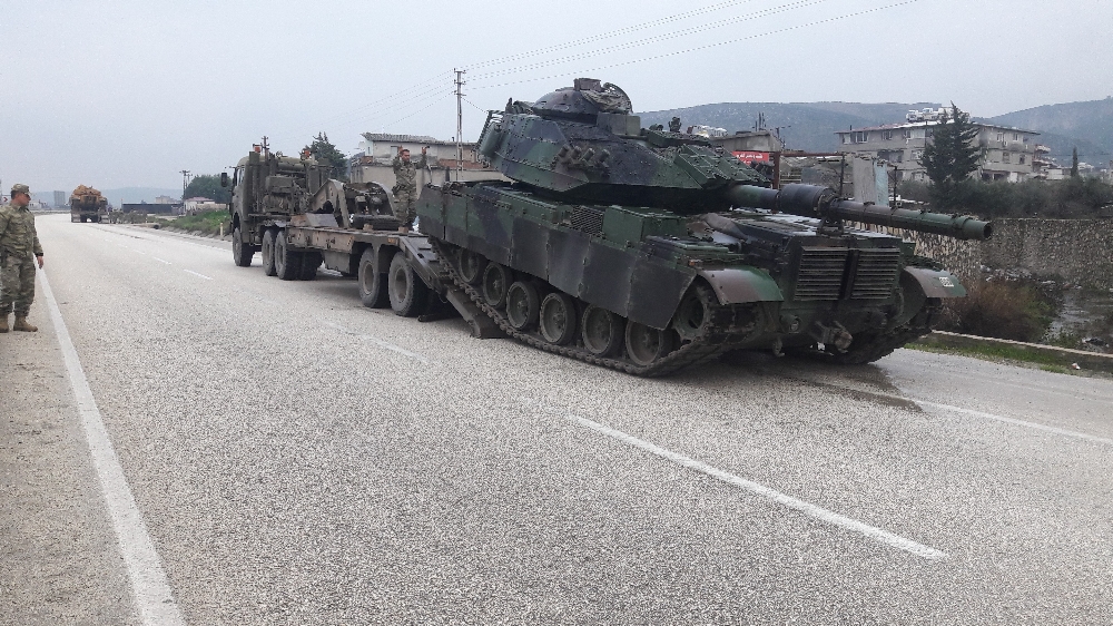 Sınıra askeri araç sevkiyatı sürüyor