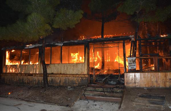 Karabük'te ahşap restoran yangında kül oldu