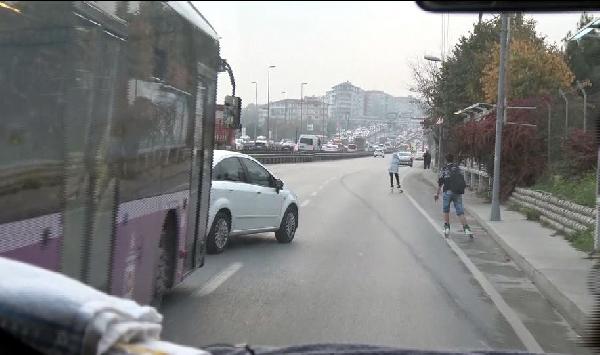 Patenli gençlerin otobüs arkasındaki tehlikeli yolcuğu