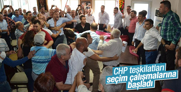 Manisa'da CHP'liler tekme tokat kavga etti