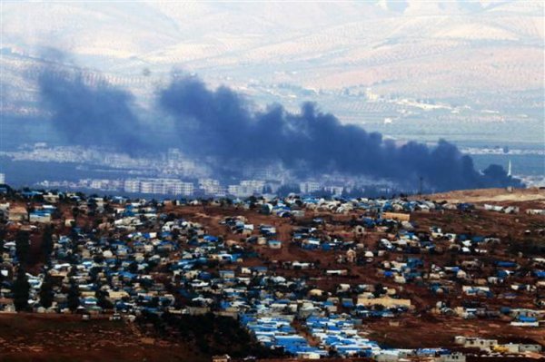 YPG'li teröristler Afrin'de lastik yakmaya başladı