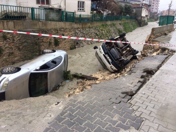 Hatay’da araçların çöken yoldan dereye düştüğü anlar