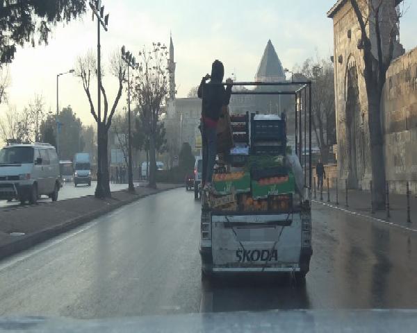 Konya'da kamyonet kasasındaki çocuk barfiks çekti