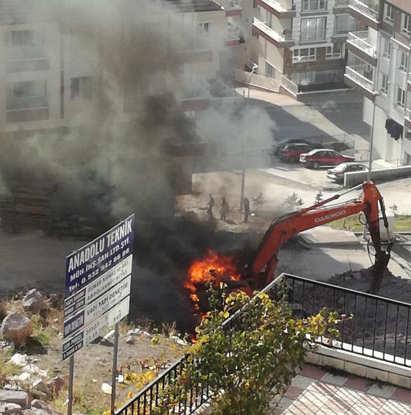 Ankara'da iş makinesi alev alev yandı