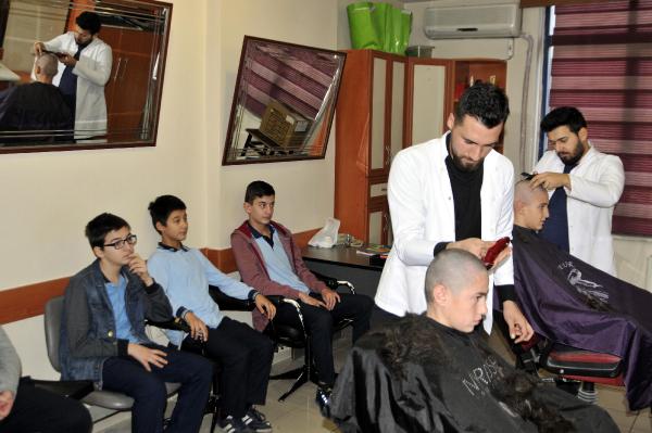 Farkındalık yaratmak için saçlarını kazıttılar