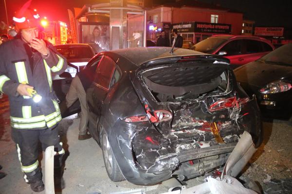 Otomobil, oto galeriye daldı: 2 yaralı