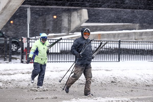Chicago'da kar kalınlığı 30 santimetreye ulaştı
