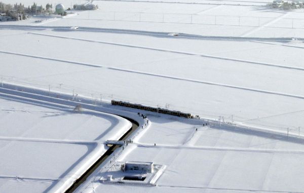 Japonya'da yoğun kar yağışı 100 aracı esir aldı
