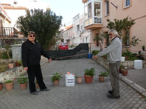 Dedesine ait arsadan geçtiğini öğrendiği yolu trafiğe kapattı