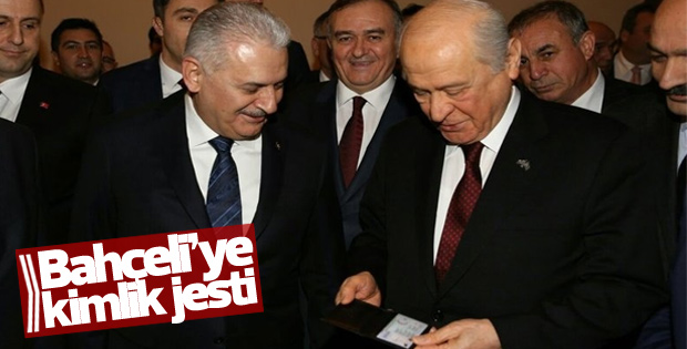 Başbakan Yıldırım Bahçeli'ye çipli kimliğini teslim etti