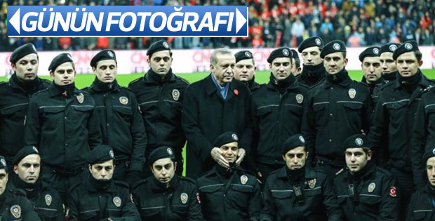 Şehitlere saygı maçında Erdoğan'dan anlamlı poz