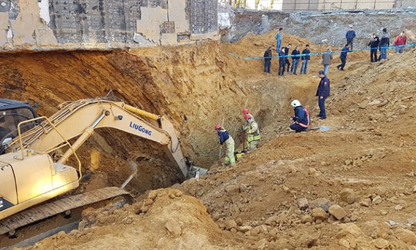 Sultangazi'de inşaat alanında toprak kayması: 1 ölü