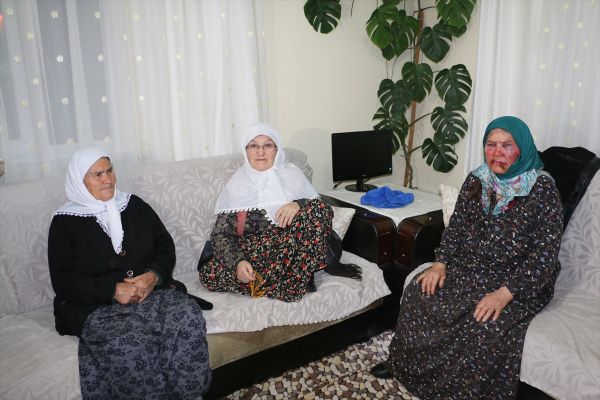 Su ikram eden yaşlı kadını dövüp gasbettiler