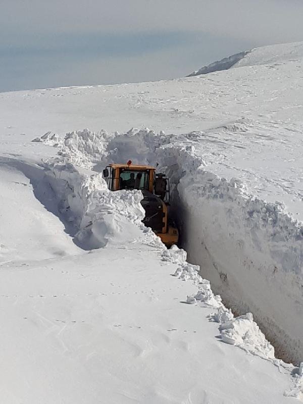 Hakkari'de zorlu kar mesaisi