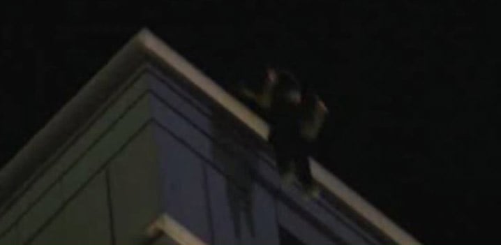 17 katlı otelin çatısından atladı