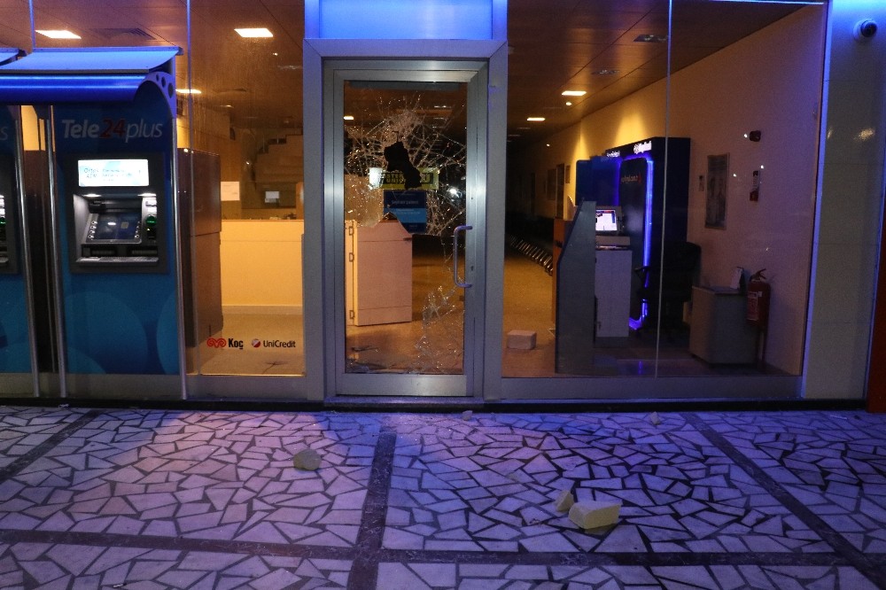 Banka benim deyip camını kırarak içeri girdi