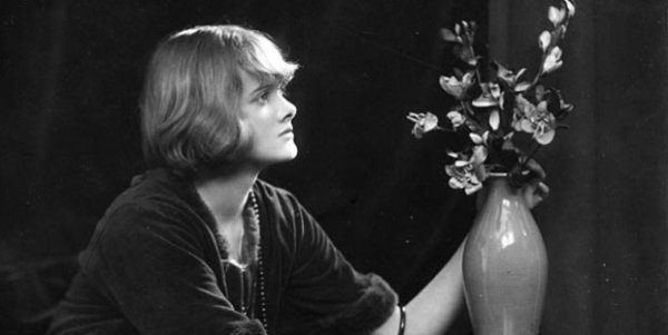Lady Dona by Daphne du Maurier Lady Dona by Daphne du Maurier