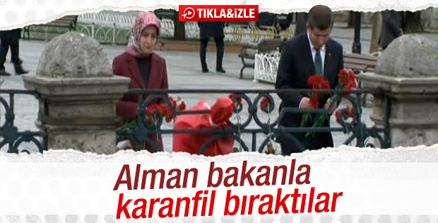 Ahmet Davutoğlu Sultanahmet'te karanfil bıraktı