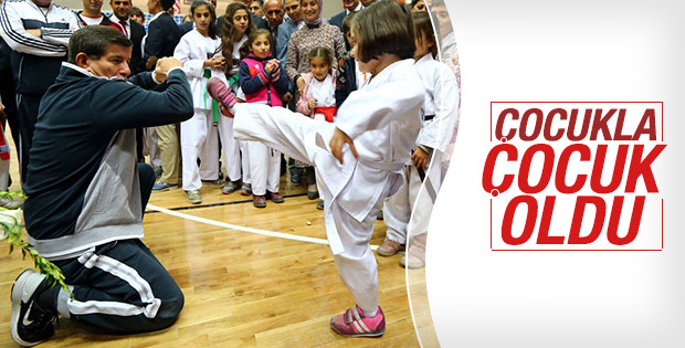 Ahmet Davutoğlu Van'da spor salonu açtı
