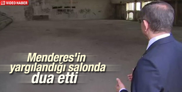 Davutoğlu Adnan Menderes'in yargılandığı salonda dua etti