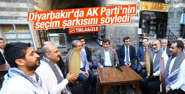 Davutoğlu Diyarbakır'da Grup Tillo ile şarkı söyledi