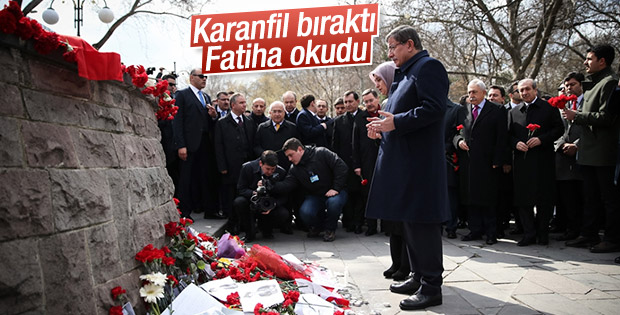 Davutoğlu Ankara saldırısının olduğu yere karanfil bıraktı
