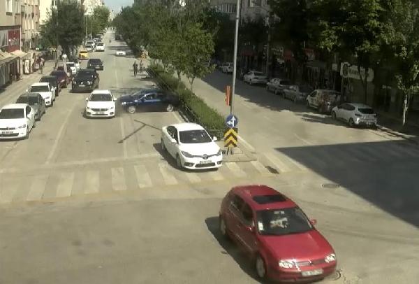 Otomobilin kadın ve çocuğa çarptığı kaza anı kamerada