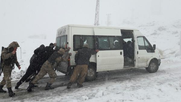 Van ve Hakkari'de kar yolları kapattı