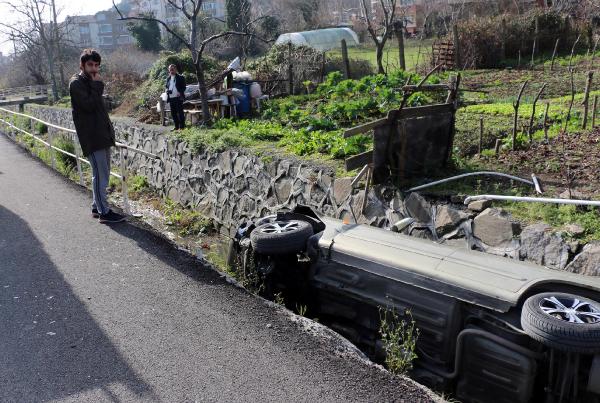 Cep telefonuyla oynarken otomobilini su kanalına devirdi