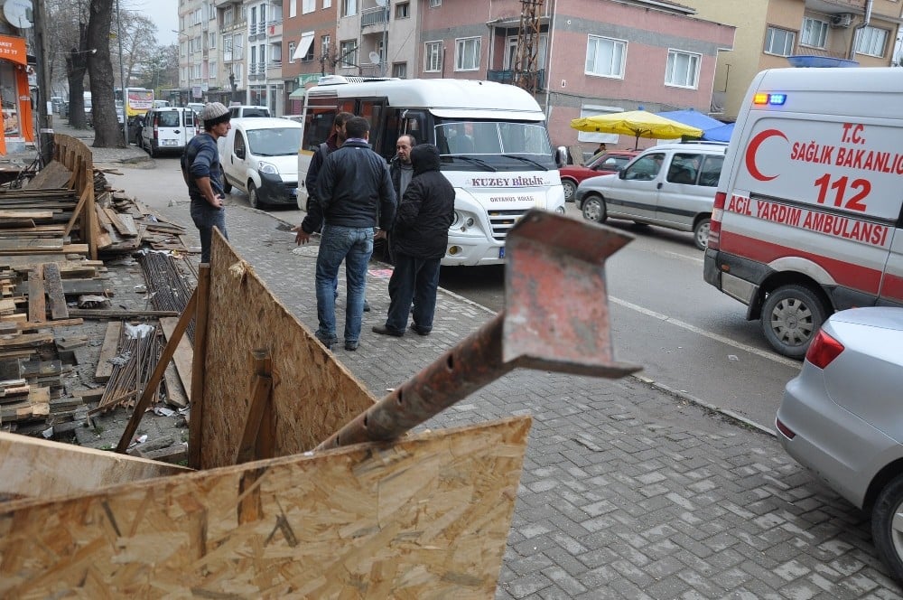 Bursa'da inşaatın kalıp demiri genç kızın üzerine düştü