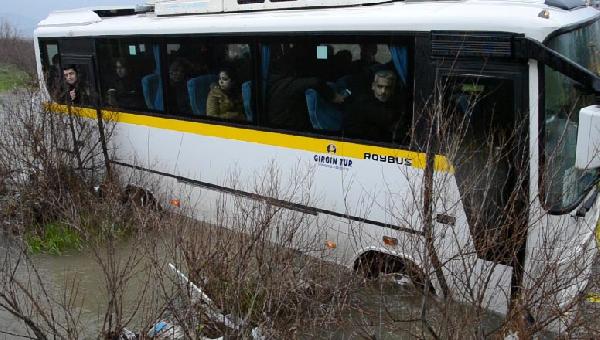 Trafik var diye çaya girdi, mahsur kaldı