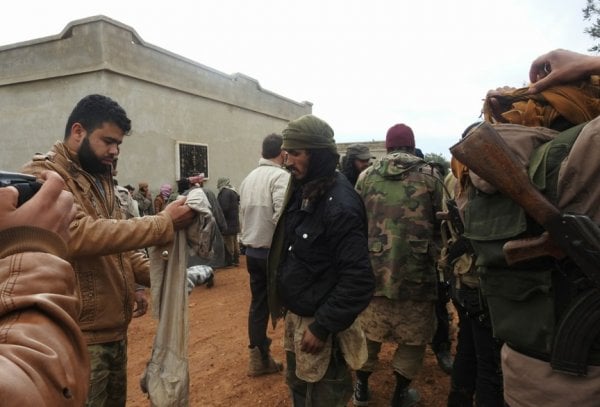 Suriyeli muhalifler İdlib'de 400 DEAŞ'lıyı esir aldı