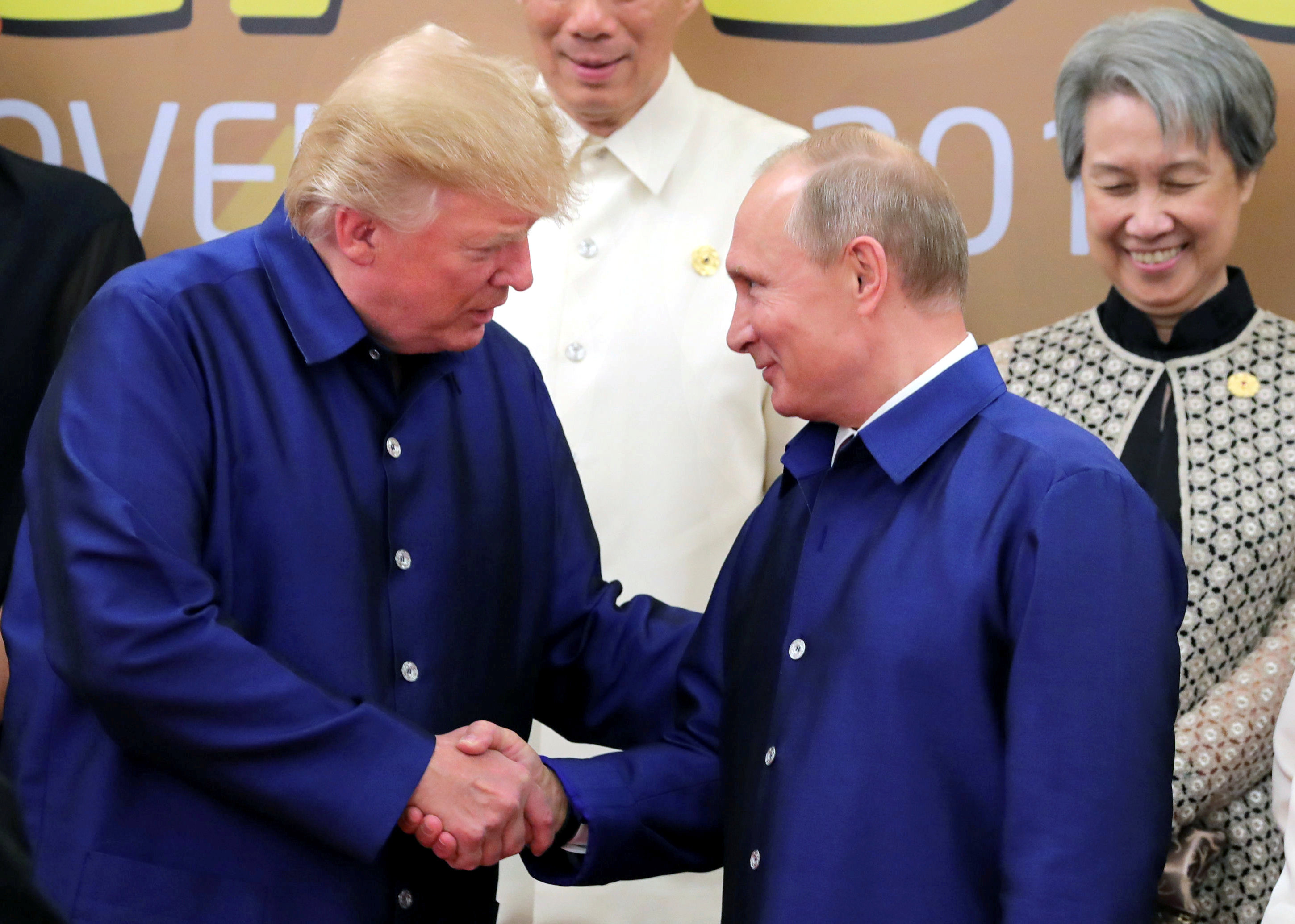 Trump ve Putin sadece tokalaştı