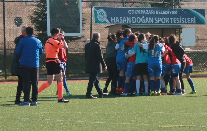 Eskişehir'de erkek antrenör, kadın futbolcuyu darbetti