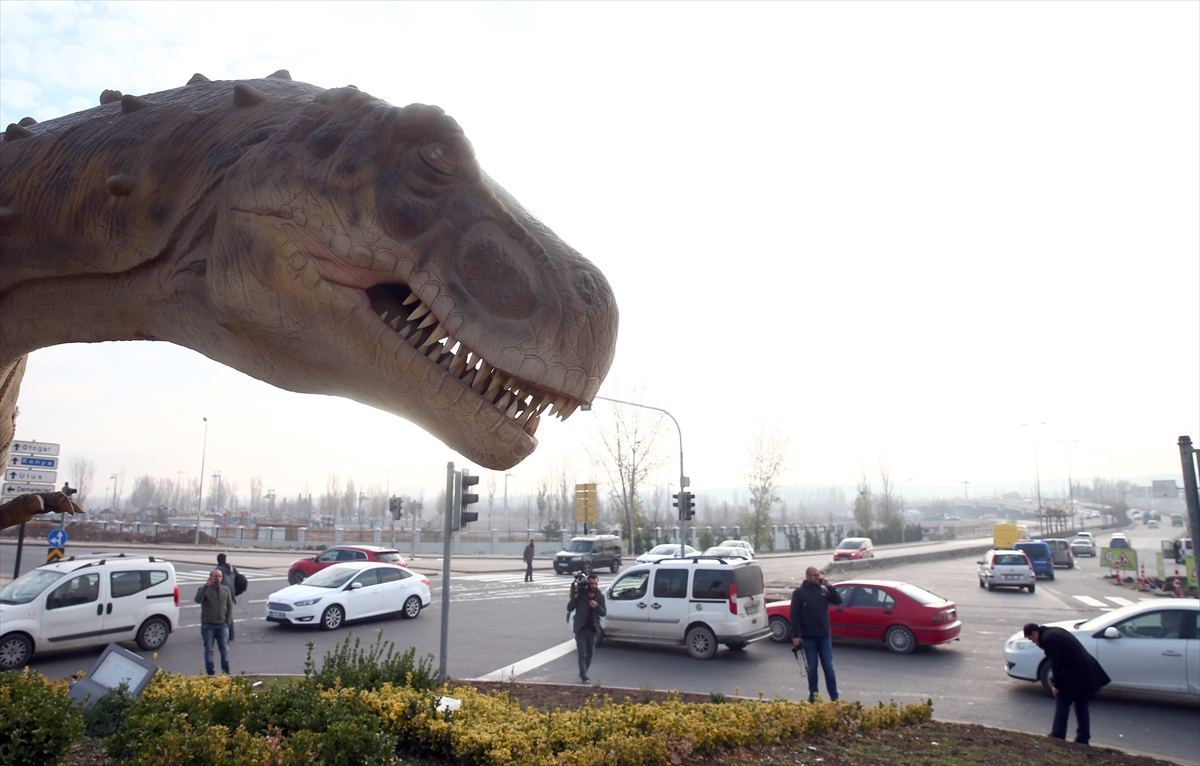 Ankara'da dinozor heykeli kaldırıldı 