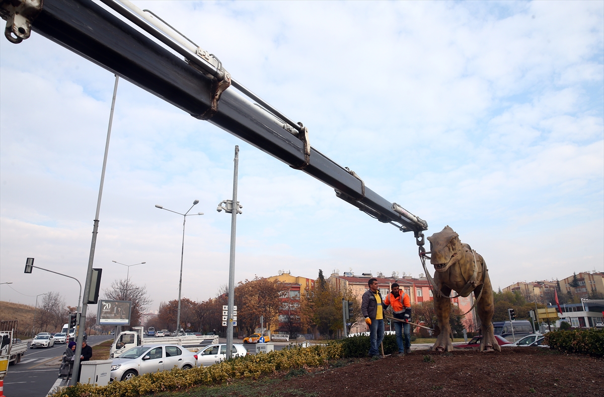 Ankara'da dinozor heykeli kaldırıldı 