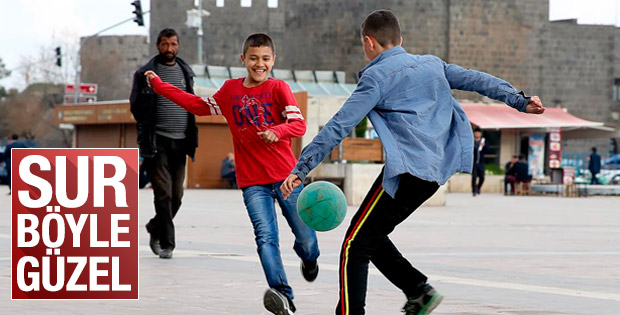 Diyarbakır'da çocuklar tarihi surların önünde top oynadı