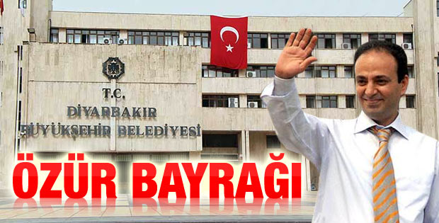 Diyarbakır Belediyesi'nde Türk bayrağı dalgalanıyor