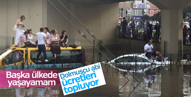 Sular altında kalan yolda araçların üzerinde beklediler