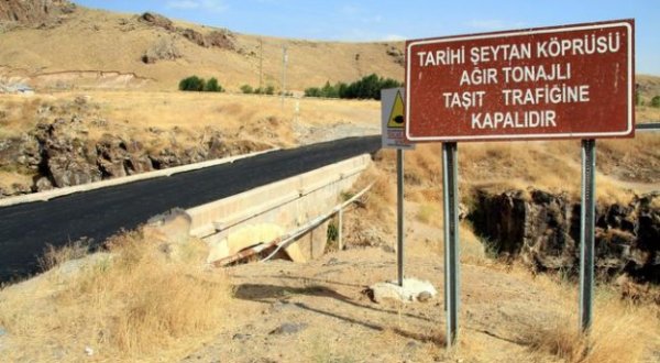 Van'daki Şeytan Köprüsü'ne dökülen asfalt kazındı