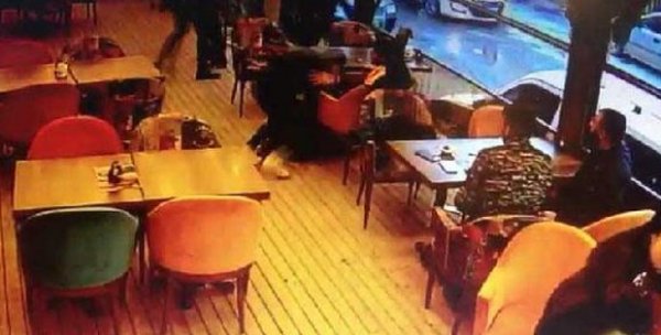 Konya'da kafeye ateş açıldı bir genç kız başından yaralan