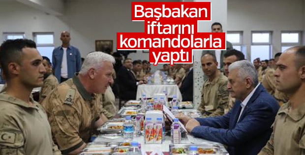 Başbakan orucunu askerlerle açtı