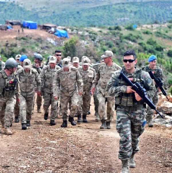 Korgeneral Temel Afrin'de Şehitler Tepesi'ni inceledi