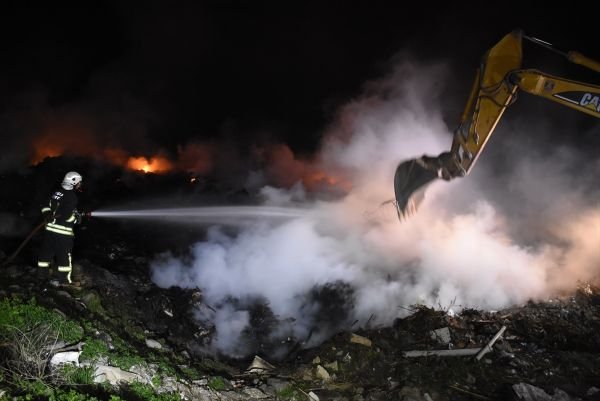 Bodrum'da çöplük yandı