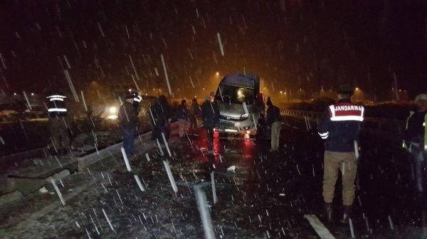 Kar yağışı yurt genelinde trafik kazalarını da getirdi