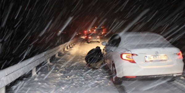 Kar yağışı Türkiye'de gece trafiğini felç etti