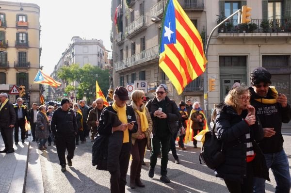 Barselona'da Puigdemont'a destek yürüyüşü