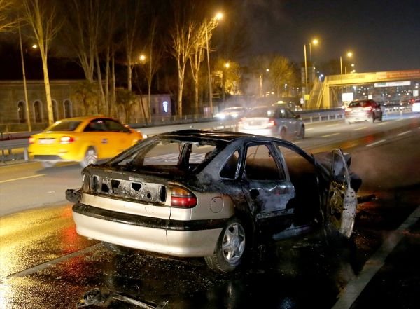 Fatih'te polis aracına çarpan otomobil yandı