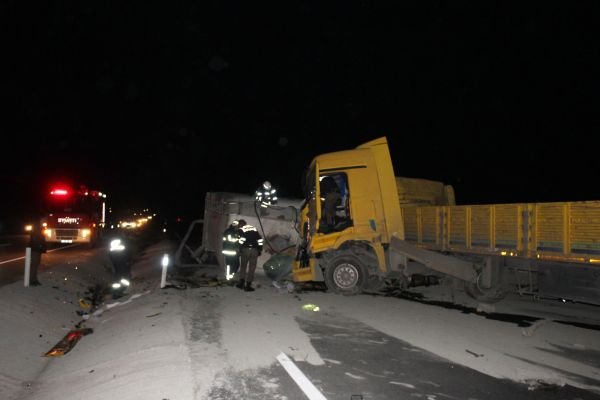 Traktörden kaçarken tıra çarptı