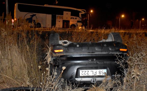 Sivas'ta yolcu otobüsüyle otomobil çarpıştı